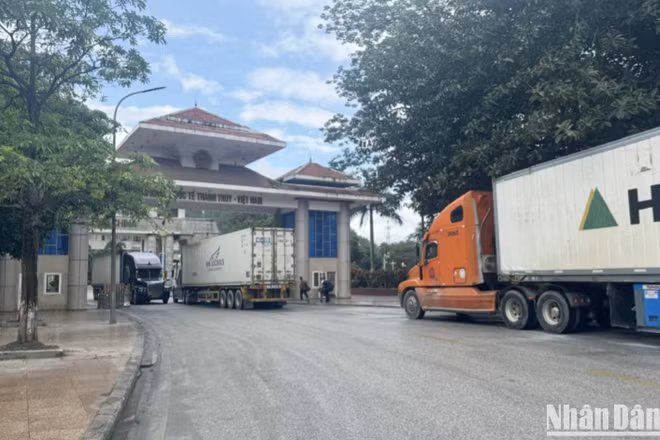Các phương tiện xuất, nhập cảnh qua Cửa khẩu Quốc tế Thanh Thủy.