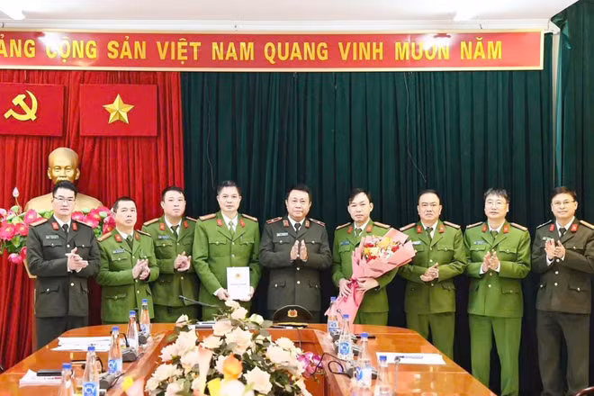 Thiếu tướng Nguyễn Đức Thuận, Giám đốc Công an tỉnh Tuyên Quang trao thưởng cho ban chuyên án đấu tranh, triệt phá thành công đường dây lừa đảo tại Campuchia.