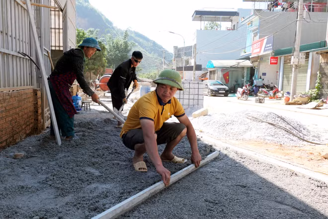 Xã Đồng Văn đôn đốc các nhà thầu đẩy nhanh tiến độ thi công các dự án chỉnh trang đô thị.