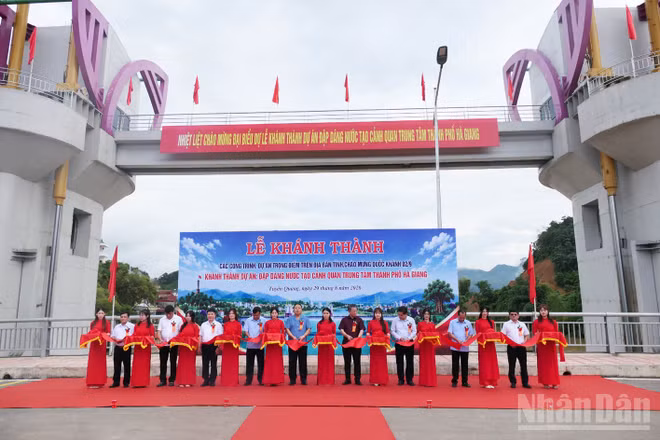 Các đồng chí lãnh đạo tỉnh Tuyên Quang cắt băng khánh thành công trình đập dâng nước tạo cảnh quan trung tâm thành phố Hà Giang (cũ). (Ảnh: KHÁNH TOÀN)