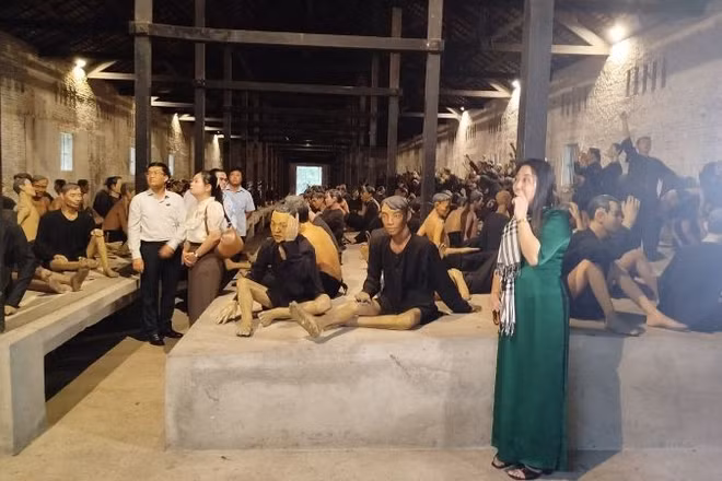 Ban Văn hóa-Xã hội Hội đồng nhân dân Thành phố Hồ Chí Minh khảo sát Khu nhà giam C tại Khu di tích Nhà tù Phú Lợi. 