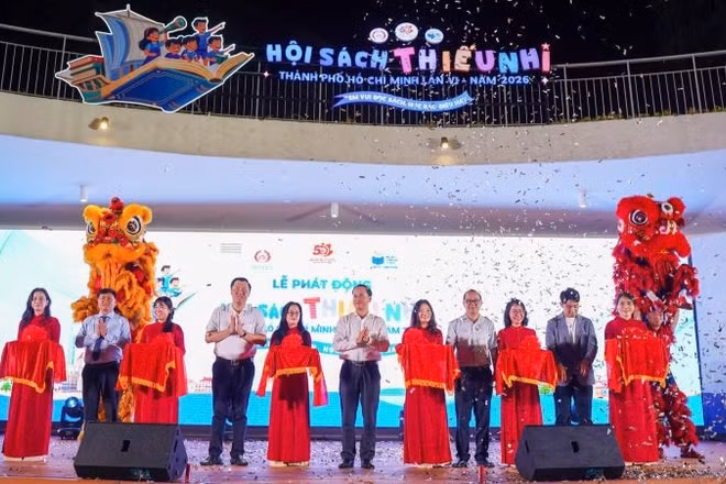 Các đại biểu thực hiện nghi thức phát động hưởng ứng Hội sách Thiếu nhi Thành phố Hồ Chí Minh lần thứ VI.