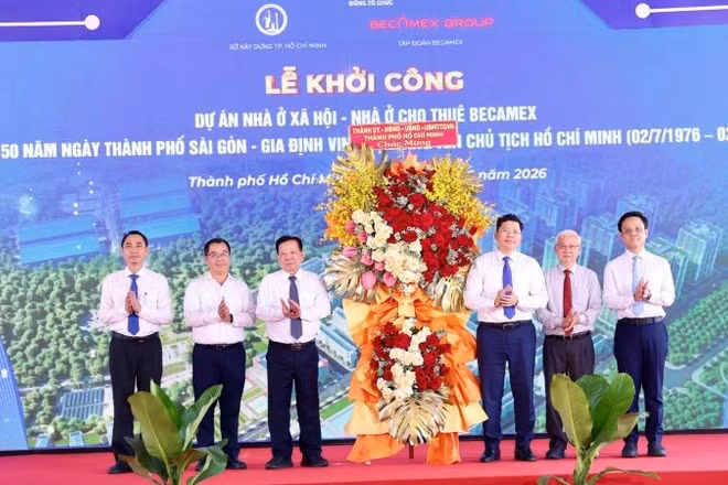 Lãnh đạo Ủy ban nhân dân Thành phố Hồ Chí Minh trao tặng hoa chúc mừng lễ khởi công. 
