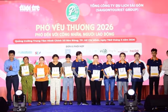 Trao quà cho công nhân, người lao động có hoàn cảnh khó khăn tại chương trình. 