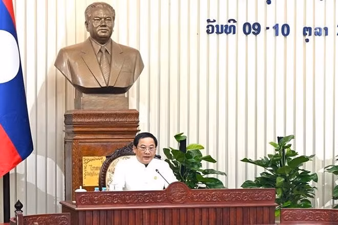 Thủ tướng Chính phủ Lào Sonexay Siphandone phát biểu bế mạc phiên họp. (Ảnh: Báo Pasaxon)