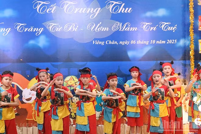Tiết mục văn nghệ do các cháu thiếu nhi trình diễn. (Ảnh: DUY TOÀN)