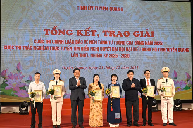 Các đồng chí lãnh đạo tỉnh Tuyên Quang trao giải cho các tác giả đạt giải A cuộc thi chính luận về bảo vệ nền tảng tư tưởng của Đảng.