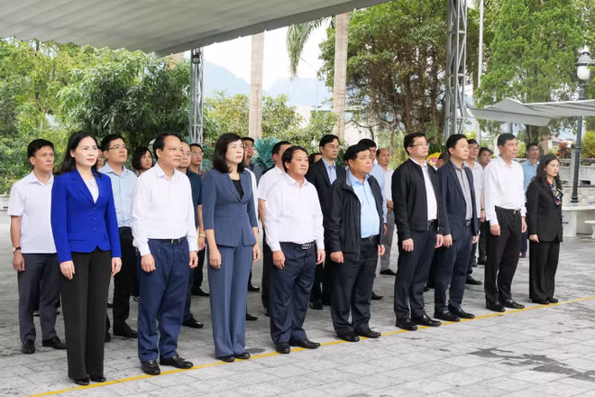 Phó Thủ tướng Nguyễn Chí Dũng đến dâng hương, dâng hoa tại Nghĩa trang Liệt sĩ Vị Xuyên, tỉnh Tuyên Quang.