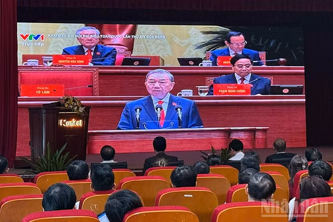 Cộng đồng người Việt Nam tại Lào chăm chú lắng nghe phần trình bày Báo cáo về các văn kiện trình Đại hội XIV của Tổng Bí thư Tô Lâm. (Ảnh: TRỊNH DŨNG)