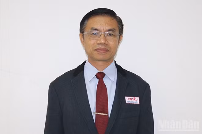 Đồng chí Syvanh Homxaiyaded, quyền Tổng Biên tập báo Pasaxon (Tiếng nói của Trung ương Đảng Nhân dân Cách mạng Lào). (Ảnh: TRỊNH DŨNG)
