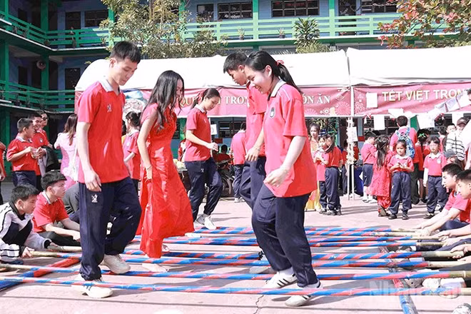 Các em học sinh hào hứng tham gia trò chơi dân gian tại sự kiện. (Ảnh: DUY TOÀN)