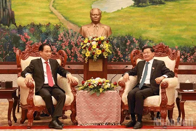 Đồng chí Lê Hoài Trung, Đặc phái viên của Tổng Bí thư Tô Lâm chúc mừng Tổng Bí thư Đảng Nhân dân Cách mạng Lào khóa XII, Chủ tịch nước Lào Thongloun Sisoulith. (Ảnh: DUY TOÀN)