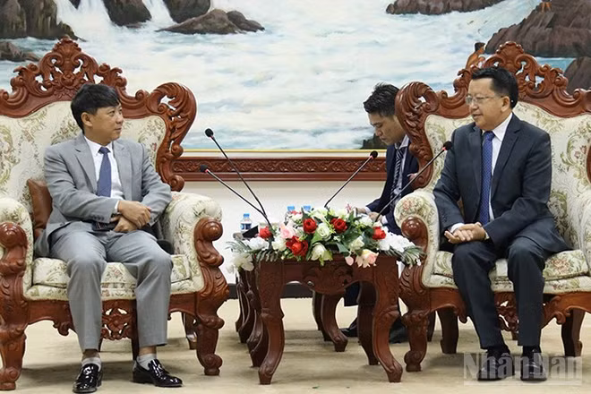 Phó Tổng Biên tập Tạp chí Cộng sản Nguyễn Ngọc Hà (bìa trái) chào xã giao Phó Trưởng ban Tuyên huấn Trung ương Đảng Nhân dân Cách mạng Lào Vansy Kuamua. (Ảnh: DUY TOÀN)