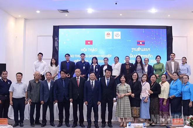 Các đại biểu chụp ảnh lưu niệm tại hội thảo. (Ảnh: DUY TOÀN)