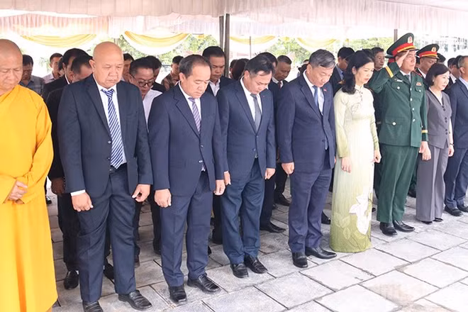 Các đại biểu dành 1 phút mặc niệm tưởng nhớ các Anh hùng liệt sĩ. (Ảnh: DUY TOÀN)