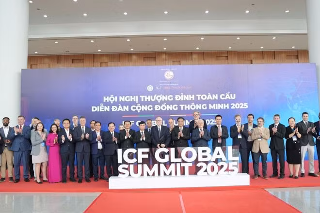 Lãnh đạo Thành phố Hồ Chí Minh chụp hình lưu niệm cùng các đại biểu dự hội nghị.