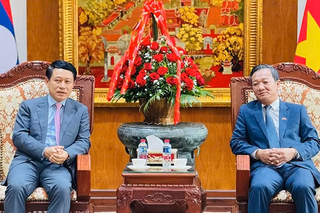 Phó Thủ tướng Chính phủ Lào Saleumxay Kommasith tới thăm và chúc mừng Đại sứ quán Việt Nam tại Lào. (Ảnh: Cộng tác viên)