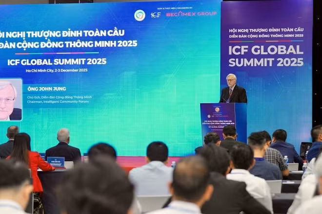 Chủ tịch và đồng sáng lập Diễn đàn cộng đồng thông minh thế giới John Jung phát biểu khai mạc hội nghị.