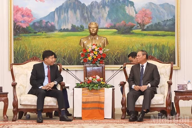 Thứ trưởng Ngoại giao Nguyễn Mạnh Cường tiếp kiến Thường trực Ban Bí thư Đảng Nhân dân Cách mạng Lào Vilay Lakhamphong. (Ảnh: TRỊNH DŨNG)