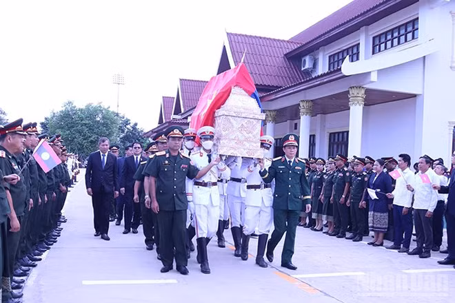 Tiễn đưa các anh hùng liệt sĩ về đất mẹ. (Ảnh: DUY TOÀN)