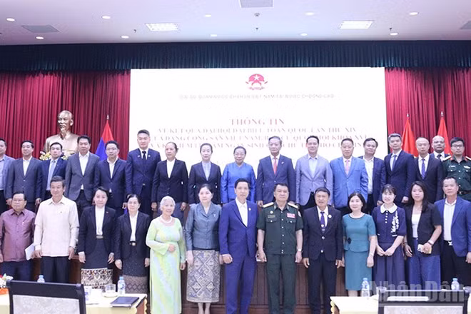 Các đại biểu Việt Nam và Lào chụp ảnh lưu niệm tại sự kiện. (Ảnh: DUY TOÀN)
