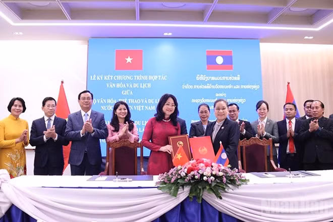 Ký kết Chương trình hợp tác văn hóa và du lịch giữa Bộ Văn hóa, thể thao và du lịch Việt Nam với Bộ Văn hóa và du lịch Lào giai đoạn 2026-2030. (Ảnh: DUY TOÀN)