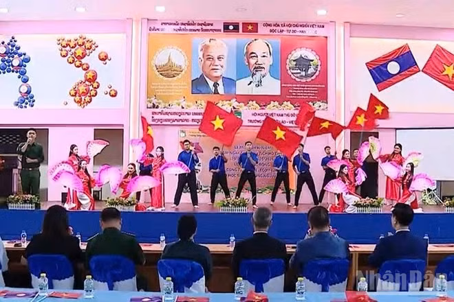 Tiết mục văn nghệ đặc sắc với chủ đề “Tháng 5 nhớ Bác”. Ảnh: DUY TOÀN
