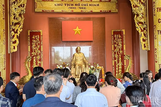 Đảng ủy, cộng đồng người Việt Nam tại Lào dâng hương tại Khu lưu niệm Chủ tịch Hồ Chí Minh ở bản Xiengvang, huyện Nongbok, tỉnh Khammouane, Lào. (Ảnh: TRỊNH DŨNG)