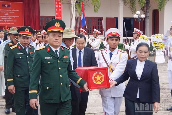 Tiễn đưa các liệt sĩ về đất mẹ Việt Nam. (Ảnh: DUY TOÀN)