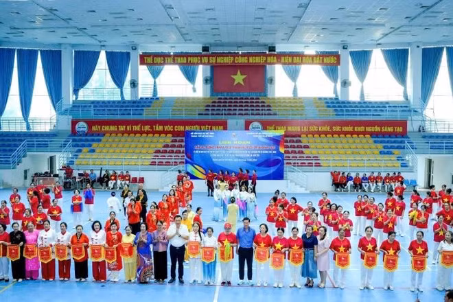 Đại diện Ban tổ chức cùng các đại biểu chụp hình lưu niệm với các đoàn tham dự Liên hoan Thể dục dưỡng sinh và yoga Thành phố Hồ Chí Minh năm 2026. 