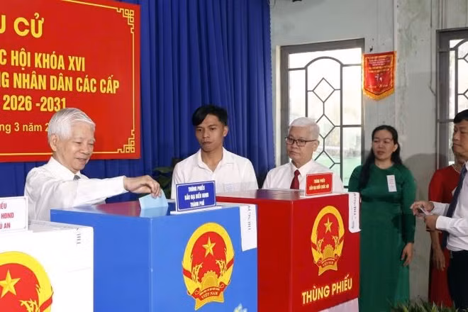 Nguyên Chủ tịch nước Nguyễn Minh Triết bỏ phiếu bầu cử tại khu vực số 26, khu phố Phú Thuận, phường Phú An, Thành phố Hồ Chí Minh.