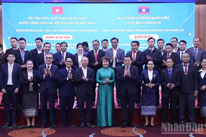 Các đại biểu chụp ảnh lưu niệm cùng học viên tham gia khóa đào tạo. (Ảnh: DUY TOÀN)
