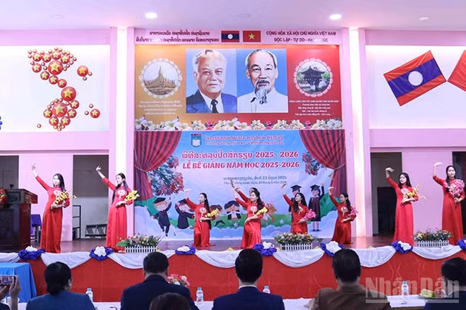 Tiết mục văn nghệ do các em học sinh nhà trường biểu diễn tại lễ bế giảng năm học 2025-2026. (Ảnh: DUY TOÀN)
