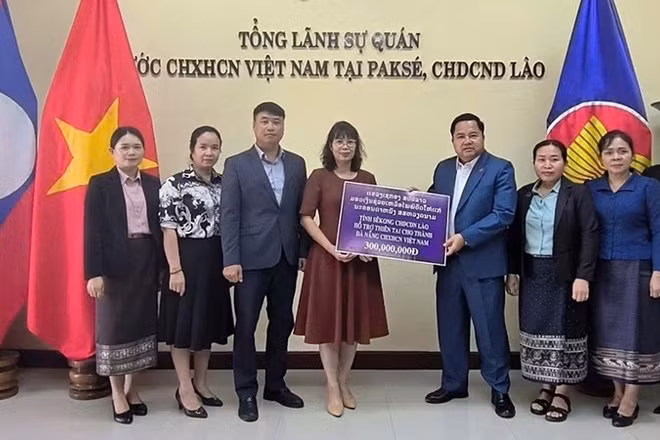 Tỉnh Sekong góp 300 triệu đồng hỗ trợ thành phố Đà Nẵng khắc phục hậu quả thiên tai. (Ảnh: Cộng tác viên)