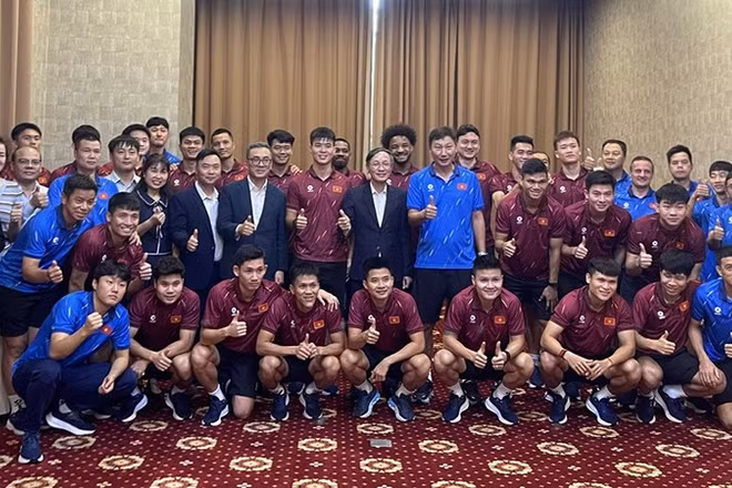 Đại diện Đại sứ quán Việt Nam tại Lào với các cầu thủ và Ban huấn luyện Đội tuyển bóng đá nam quốc gia. (Ảnh: DUY TOÀN)