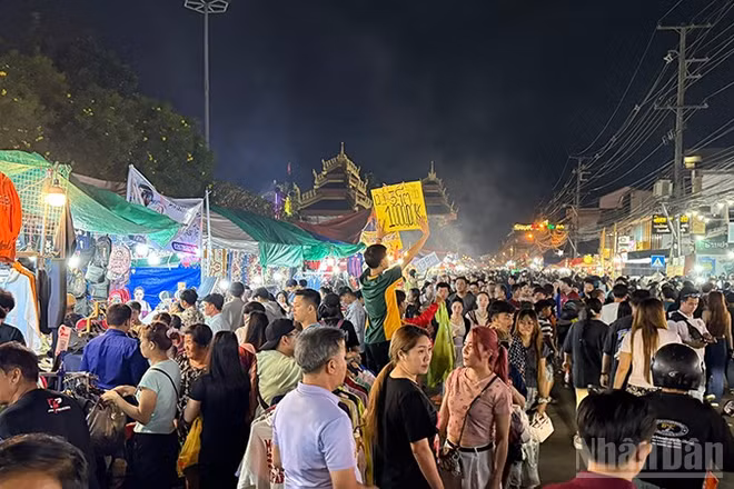 Người dân thủ đô Vientiane nô nức mua sắm tại Lễ hội That Luang năm 2025. (Ảnh: TRỊNH DŨNG)