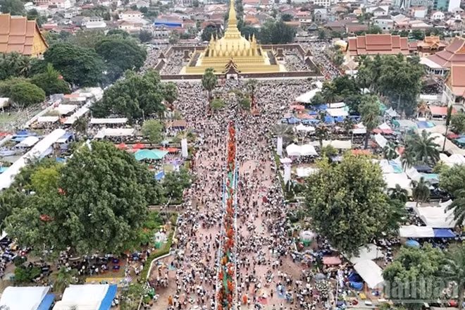 Lễ hội That Luang năm 2025 của Lào nhìn từ trên cao. (Ảnh: Cộng tác viên)