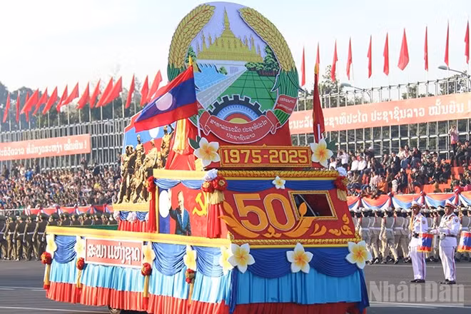 Khối diễu hành mang biểu tượng kỷ niệm 50 năm Quốc khánh Lào tại buổi tổng duyệt. (Ảnh: TRỊNH DŨNG)