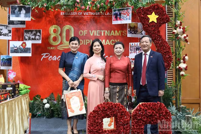 Đại sứ Nguyễn Minh Tâm cùng phu nhân với bạn bè quốc tế tại gian trưng bày của Việt Nam. (Ảnh: DUY TOÀN)