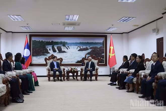 Đoàn đại biểu Ban Tuyên giáo và Dân vận Trung ương chào xã giao đồng chí Khamphanh Pheuiyavong, Bí thư Trung ương Đảng, Trưởng Ban Tuyên huấn Trung ương Đảng Nhân dân Cách mạng Lào. (Ảnh: DUY TOÀN)