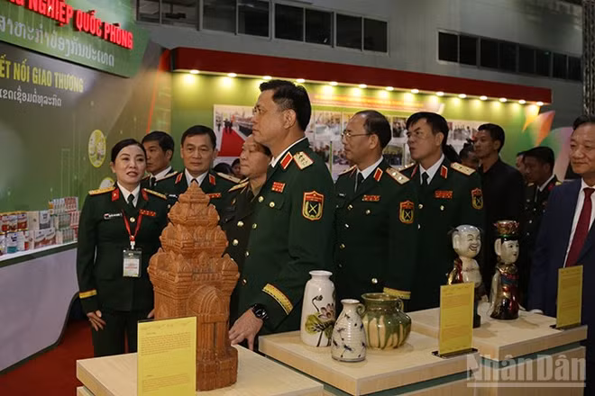 Các đại biểu tham quan các gian hàng tại hội chợ. (Ảnh: DUY TOÀN)