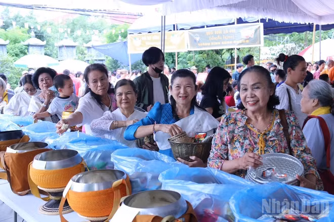 Phật tử và kiều bào người Việt thực hiện nghi lễ Tắc Bạt (cúng dường) tại buổi lễ. (Ảnh: DUY TOÀN)