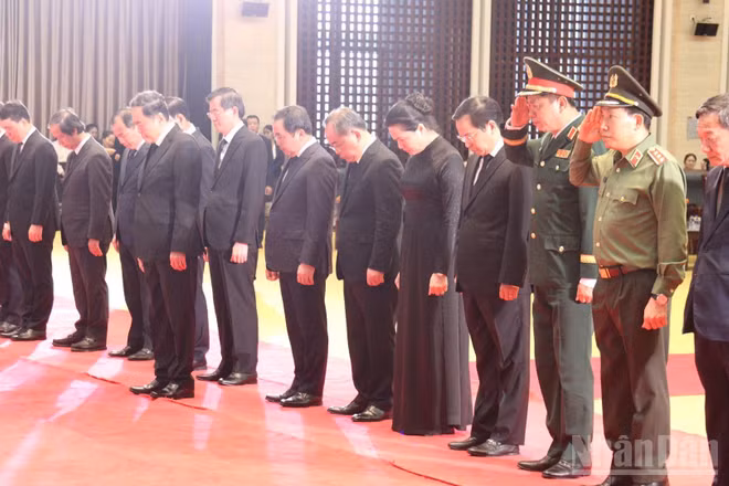 Chủ tịch Quốc hội Trần Thanh Mẫn dẫn đầu Đoàn đại biểu cấp cao Đảng, Nhà nước Việt Nam viếng đồng chí Saysomphone Phomvihane. (Ảnh: DUY TOÀN)