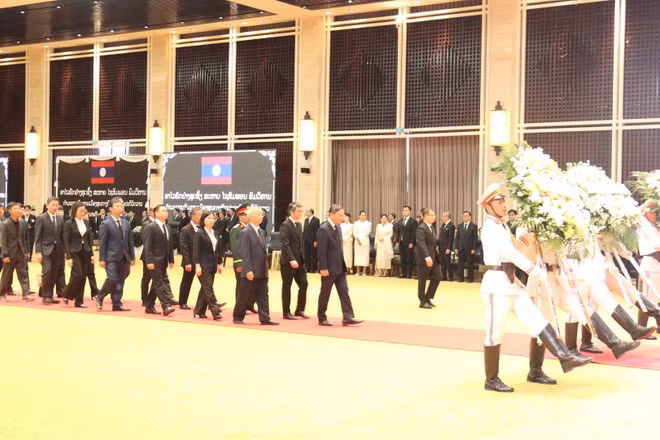 Đại sứ Nguyễn Minh Tâm dẫn đầu đoàn Đại sứ quán và các cơ quan đại diện của Việt Nam, cộng đồng người Việt Nam tại Lào vào viếng đồng chí Saysomphone Phomvihane. Ảnh: Duy Toàn