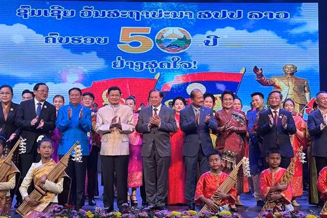 Lãnh đạo Đảng, Nhà nước Lào và Đại sứ Nguyễn Minh Tâm dự chương trình. (Ảnh: DUY TOÀN)
