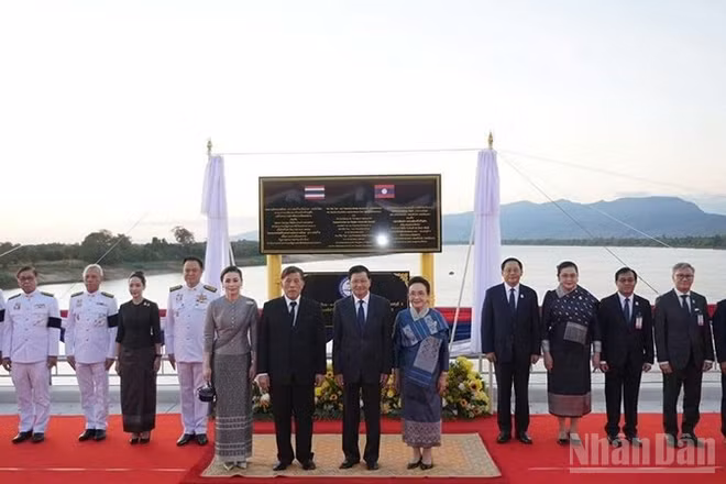Tổng Bí thư, Chủ tịch nước Lào và Nhà vua Thái Lan Rama X tại lễ khánh thành cầu Hữu nghị Lào-Thái Lan số 5. (Ảnh: DUY TOÀN)