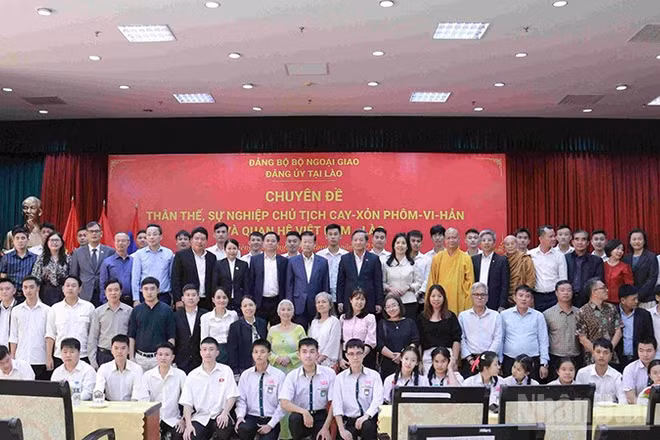 Các đại biểu chụp ảnh sau buổi nói chuyện. (Ảnh: DUY TOÀN)