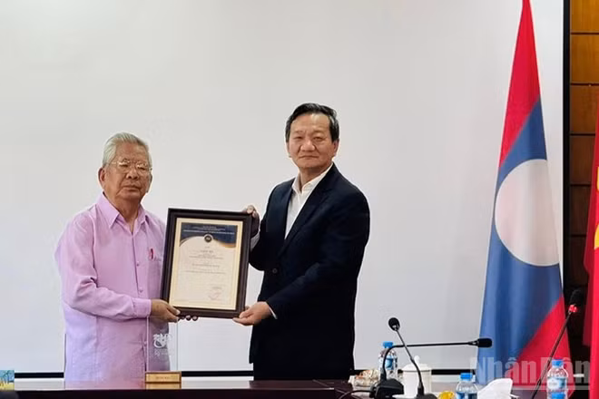 Đại sứ Nguyễn Minh Tâm trao Giải thưởng toàn quốc về Thông tin đối ngoại lần thứ XI-năm 2025 cho Nghệ sĩ quốc gia Lào, nhạc sĩ Duoangmixay Likaya. (Ảnh: DUY TOÀN)