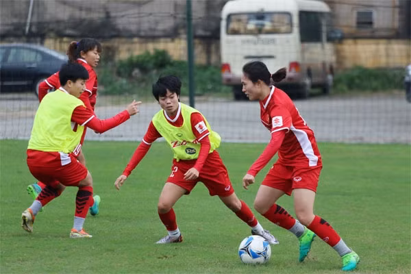 Các tuyển thủ nữ quốc gia tích cực luyện tập chuẩn bị cho vòng chung kết Asian Cup nữ 2018.