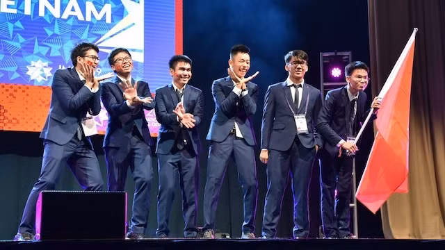 Các thành viên đội tuyển quốc gia Việt Nam tham dự Olympic Toán quốc tế 2019